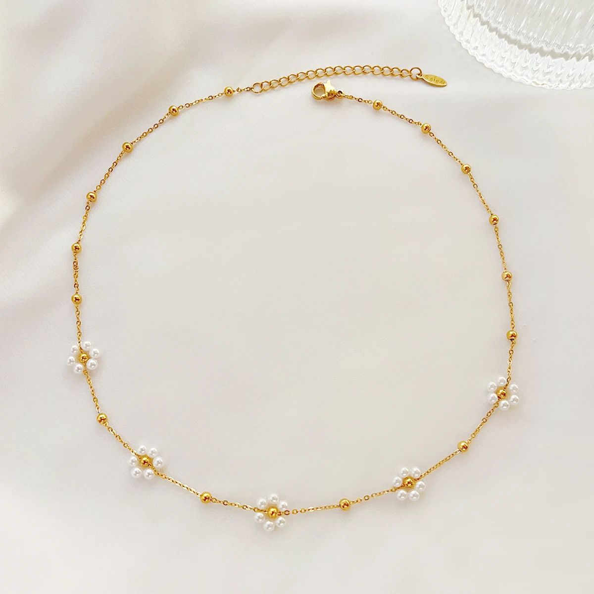 Goldiluxx Minimalist Niche-style Loose-flower Pearl Necklace